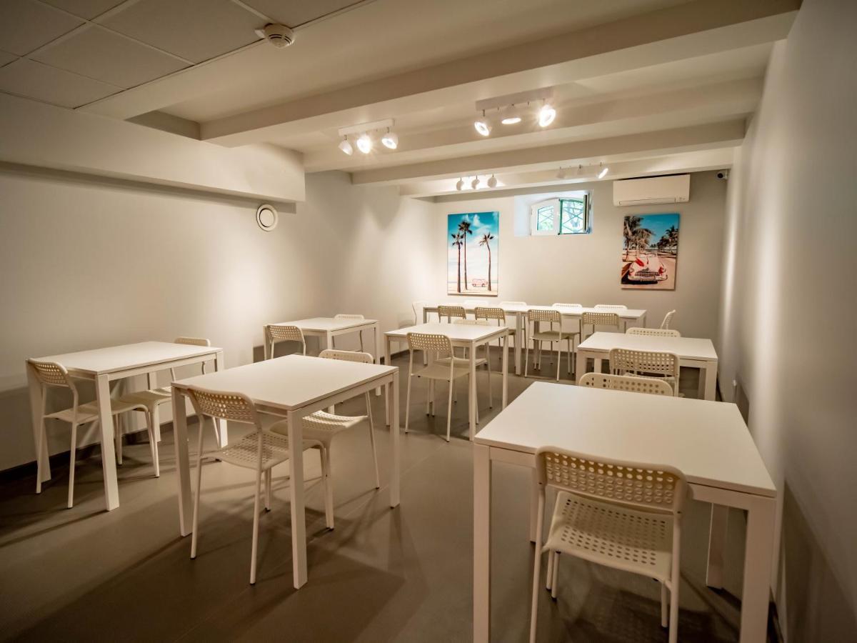 Banana'S Camp Hostel Cannes Bagian luar foto