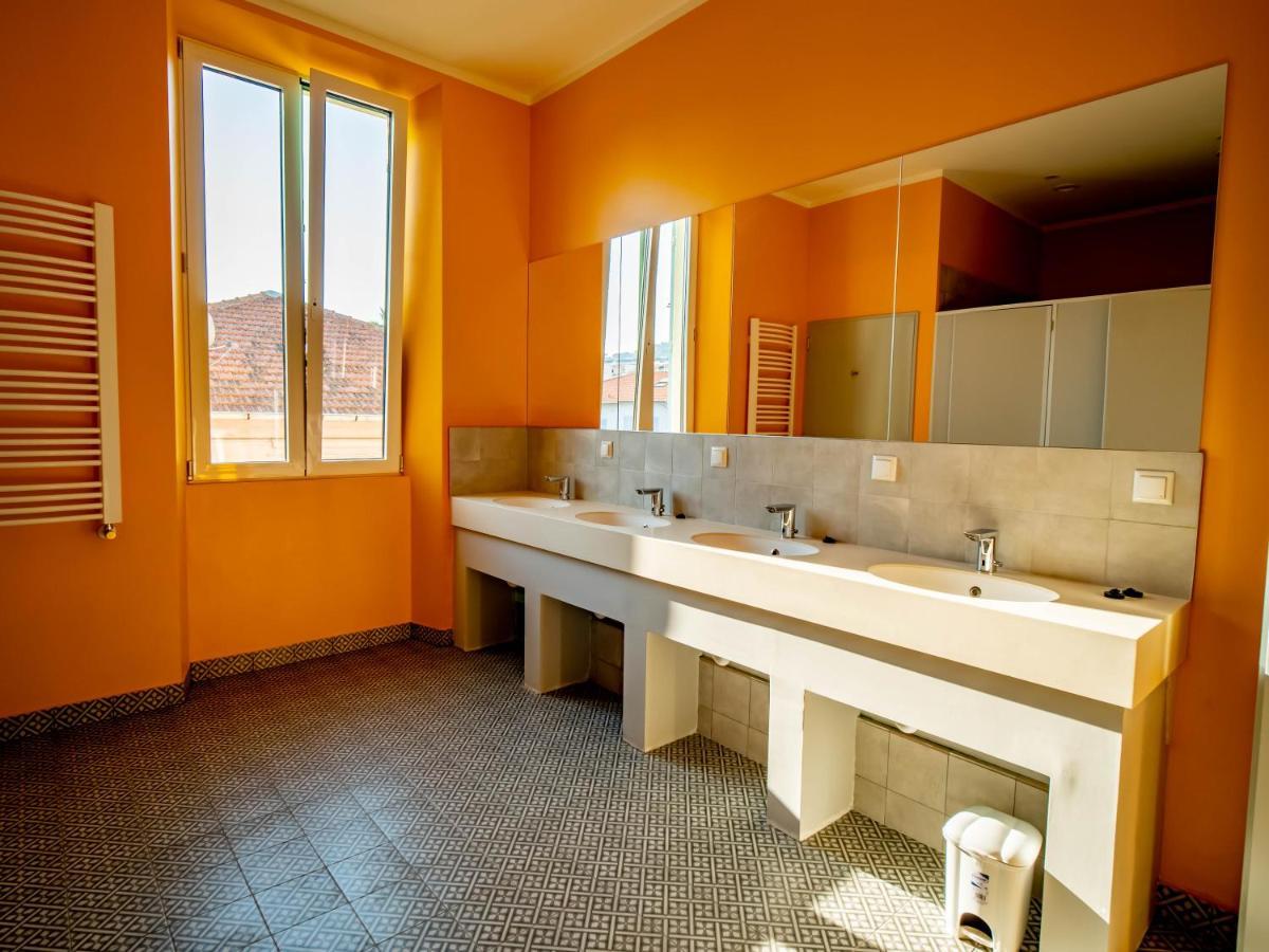 Banana'S Camp Hostel Cannes Bagian luar foto